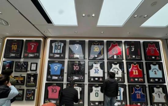 球星签名球衣预售引热议 高价限量引关注