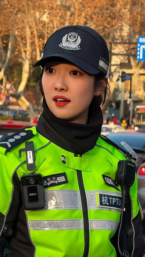 女辅警温柔劝导获赞誉，面对质疑仍坚守岗位